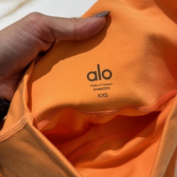 Alo Yoga biker shorts 7” - Picture 7 of 7